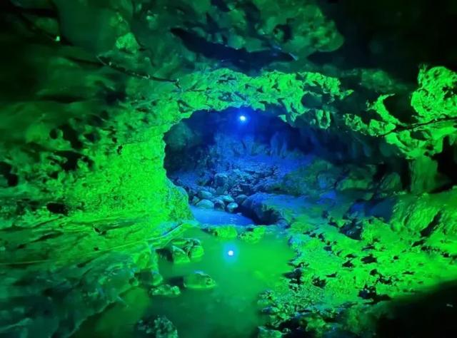 成都以西的隐秘小村，赏萤火虫、溪涧踩水、探秘溶洞…1.5h刹拢！