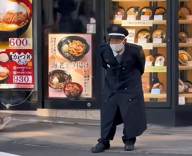 70岁送外卖的日本老人，不敢退休为活下去，繁华东京背后有多残酷