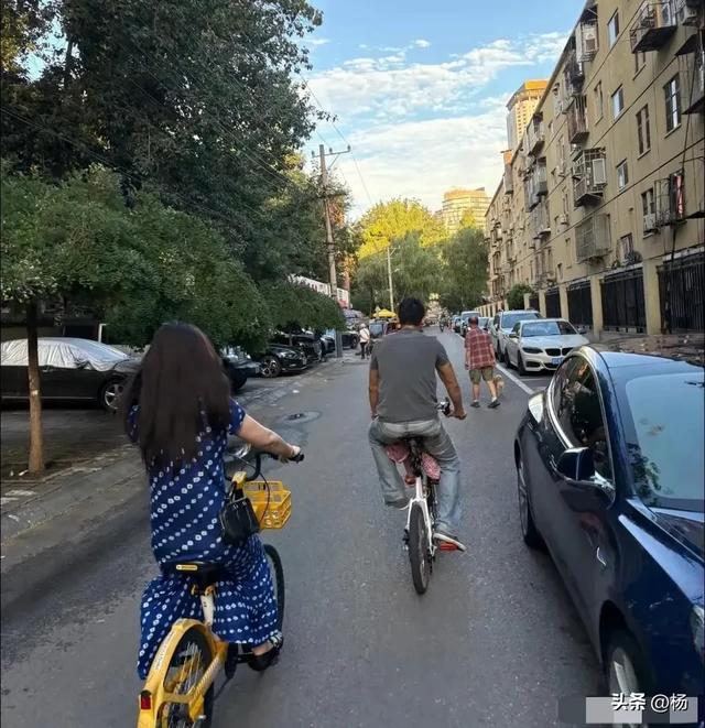朱珠一家三口在北京骑自行车，身材凹凸，吃爆肚涮羊肉，温馨幸福