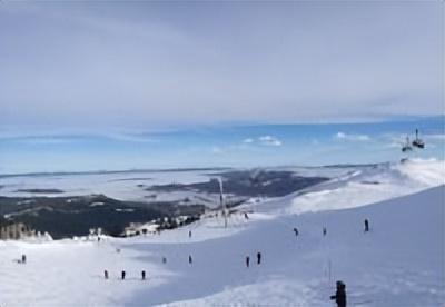 南方女孩追雪花六千买雪服，住五星套房泡温泉，北方大哥笑而不语