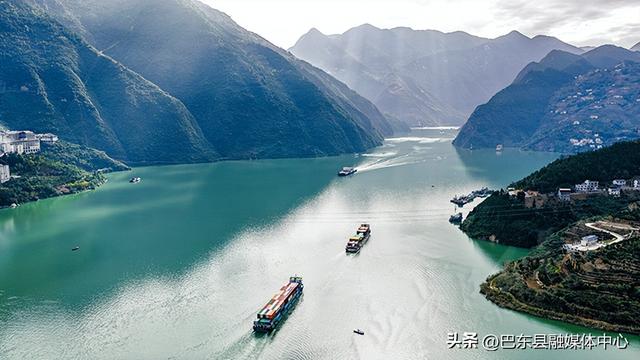 三峡风光美 货运航道忙（组图）