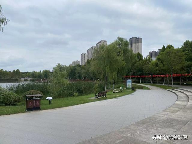 国庆节期间，东台市人民公园节日氛围浓
