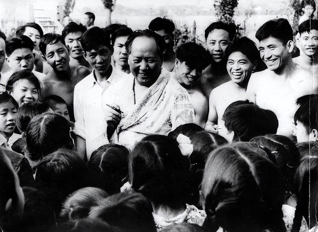 毛主席为何一生不进故宫，终生再未回延安？周总理的谈话道出实情