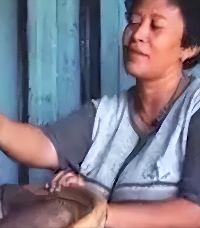 被锁暗室6年：剃毛穿丝袜当玩物，惨状撕开人类伪善面具