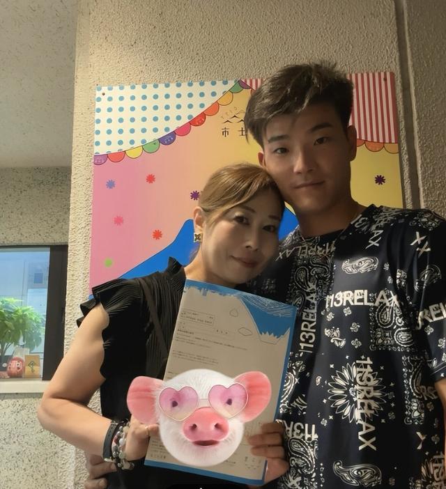 小伙爱上大21岁的同学亲妈，砸千万买房猛追成功！