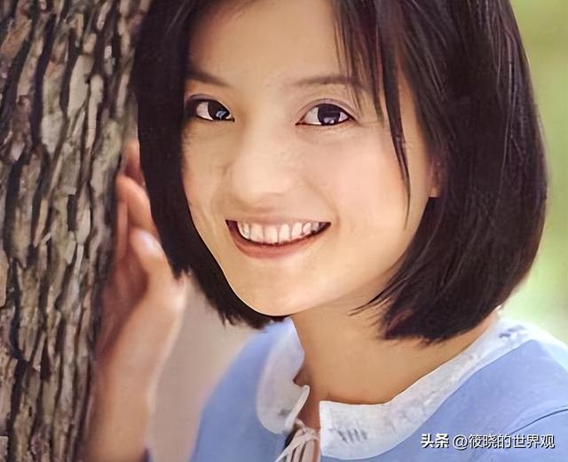 婚姻事业全“泡汤”，沉寂4年后，赵薇罕见露面吃席，面相全变了