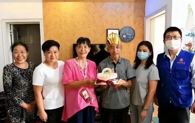 武汉卖菜单身汉捡2女婴抚养长大,谁料,多年后小女儿却让他泪目