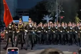 越南迷妹：老公我爱你！解放军：我们是来阅兵的，你们要干什么！图片