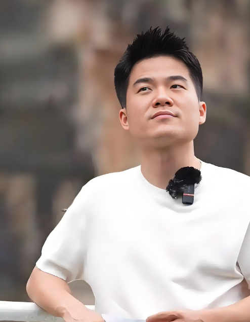 官媒发文，高调官宣32岁董宇辉喜讯，全网恭喜，终于等到这一天