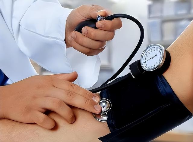 人有没有高血压，散步就知道？有高血压的人，散步常有这3个表现