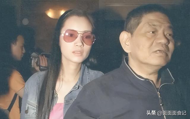 认干爹，拍风月片，被导演霸王硬上弓，没想到如今53岁下场唏嘘