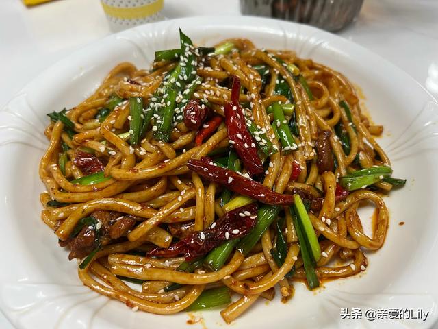 215公里五菱宏光mini电车，一个人自驾游新疆4个月，要花多少钱？