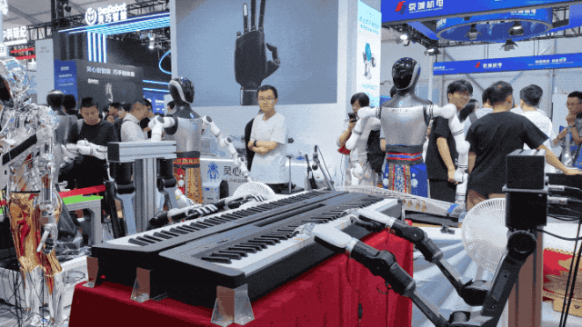 完蛋，我在北京被机器人人人人人人人人人人给包围了