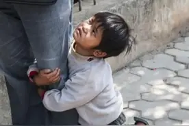 小乞丐天桥认出妈妈，“我不认识你”转身就跑，警察：妈妈很高明图片