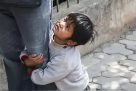 小乞丐天桥认出妈妈，“我不认识你”转身就跑，警察：妈妈很高明图片