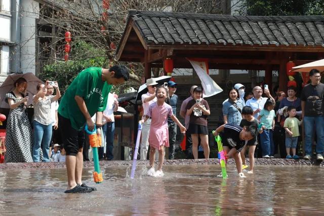成都10大避暑古镇，溪河玩水泛舟、打水仗、捉虾网鱼…1天打来回