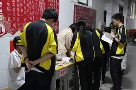 重庆一学校全体高三老师走廊“摆摊”辅导，校方：已持续三年图片