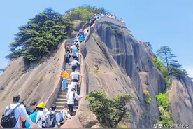黄山：徒步登顶莲花峰，堵塞崖壁3小时图片