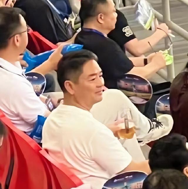 刘强东去看苏超了，喝着啤酒跳着舞，情绪好嗨，市长在旁边吹喇叭