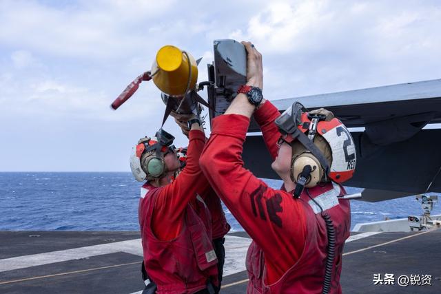 美国战机引起热议！航母暴露致命短板，中国总结经验转化成果