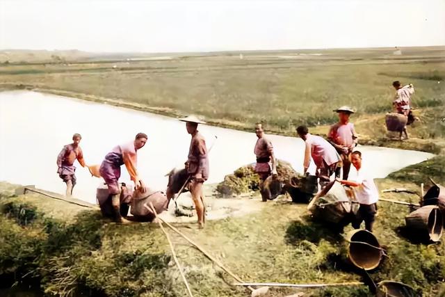 淞沪铁军司令败逃娶村姑，被枕边人送进监狱，特赦9年后离奇消失