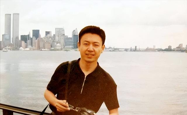 私生活混乱？被传10年换5任妻子，从央视离职的他，如今怎么样了