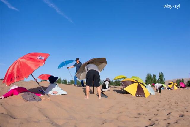 盛夏：敦煌鸣沙山下兴起沙疗热