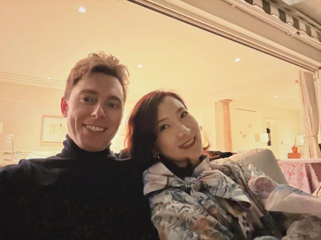 陈赫前妻不穿内衣大胆出镜，胸和肚子快一样平，那张脸倒是很美