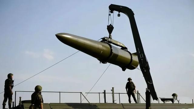 驻日大使馆警告话音未落，日本开出危险“首枪”，王毅给高市定性