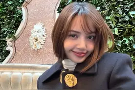 LV三公子带Lisa去买包，Lisa戴了96万的手表，她大方的晒腰间玫瑰图片