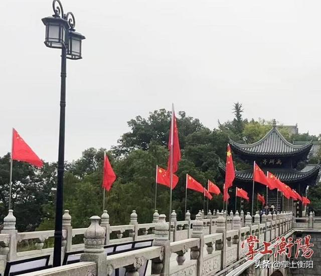 石鼓书院“披红装”，悬灯摆花迎“双节”