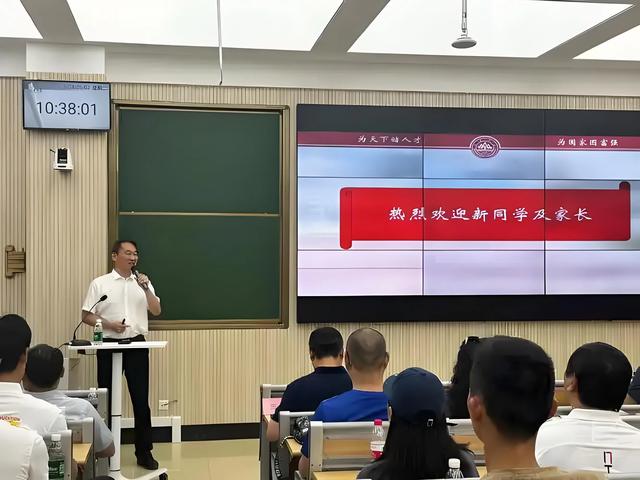 大学新生如何适应高校生活?从“萌新”到“大神”的终极通关攻略