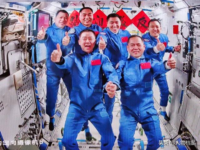 太空碎片威胁升级，神舟二十号飞船遭撞击，6名航天员能否长驻？