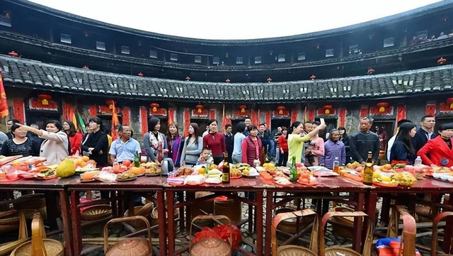 他们是纯正汉族人，说的正宗汉语