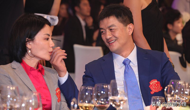 53岁李亚鹏现状：公司狂赚70亿，却住乡下吃野菜，小娇妻不离不弃