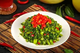 腌雪里蕻，只放盐容易坏，奶奶教我2招，又脆又绿，放一年不长毛图片