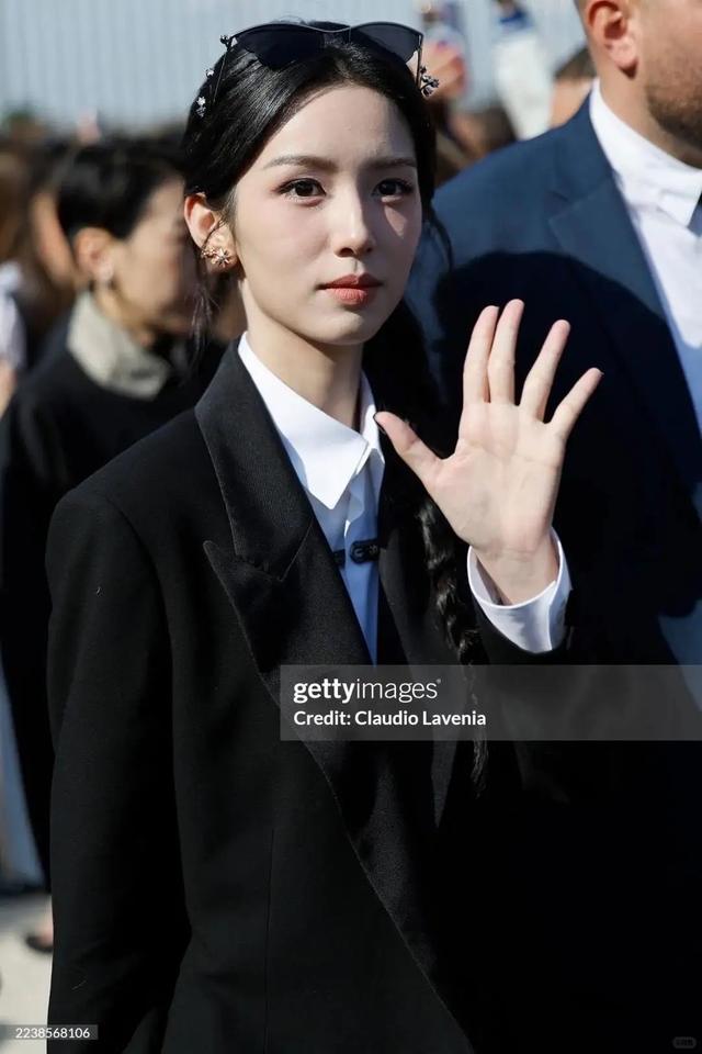 巴黎大秀：热巴又土又美，Lisa三角区尴尬，周也显老，邓文迪升咖