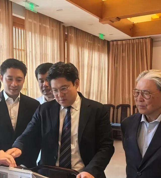 阅兵临近，霍家三父子一张北京合照暴露真实处境，目的果然不一般