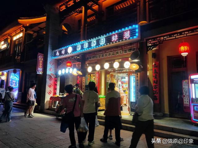 天水古城的余晖与一枚核桃的涩味