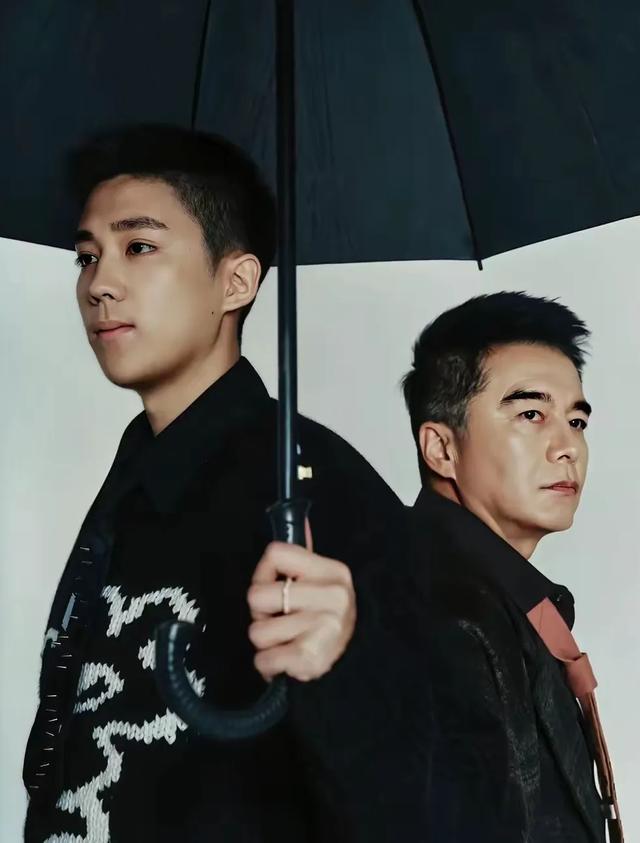 许亚军和儿子同框拍摄时尚大片,这是他和前妻何晴的孩子,叫许何