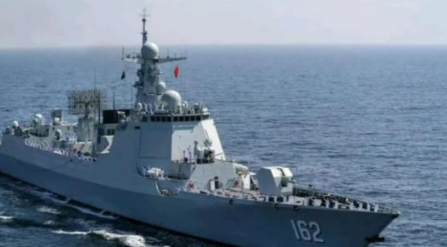 菲律宾35艘船包围黄岩岛，052D携海警迎战，马科斯反问中国一句话