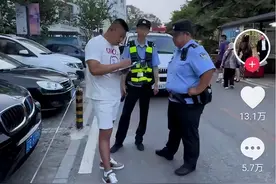 怎么处理？一男子到大连旅游遭强制锁车，民警：你跟我说这干啥图片