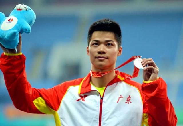 苏炳添生涯最后一战，广东队获得全运会男子4X100米接力第四名，赛后苏炳添谢场，全场致敬欢呼