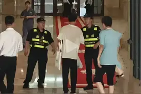 韦神步行参加会议，汗水滴答，背上大团汗渍印，被3个保安拦住了图片