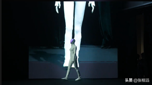 小鹏IRON机器人“猫步”刷屏！何小鹏：短短几十步走了七年