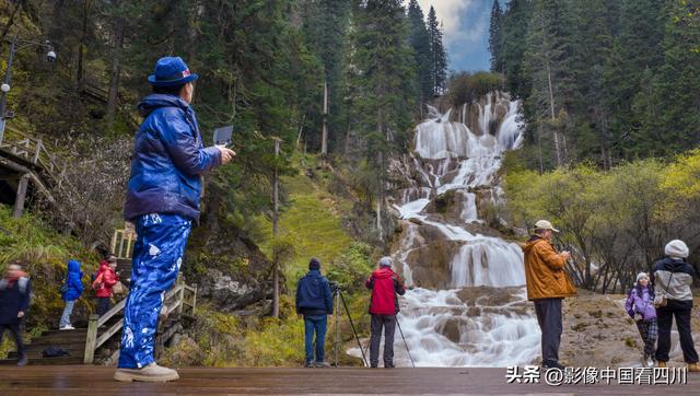 四川牟尼沟：扎嘎瀑布引客来