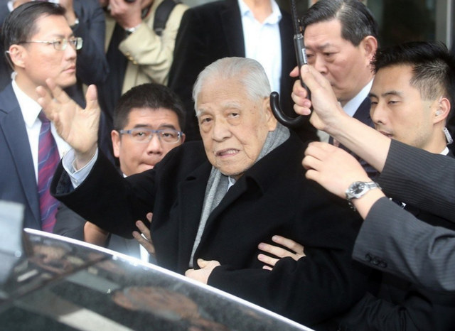 民进党下最后通牒：不许任何人出席93阅兵，国民党迎来天赐良机？