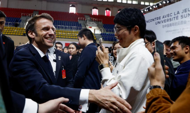 事实证明！陪马克龙回国的巩俐，可能已经走上了另一条大道