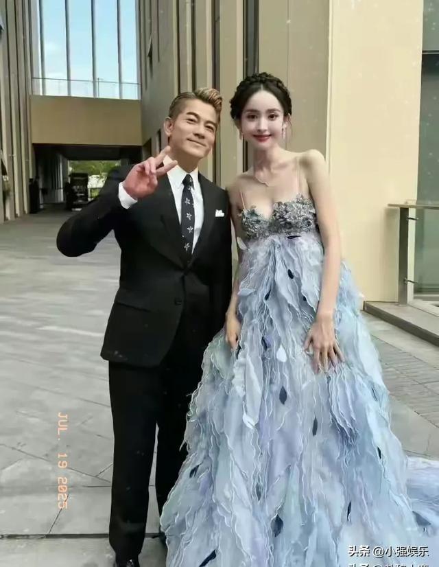 难怪郭富城主动求合照！这女人一身风情杀疯，网友：我看了都迷糊