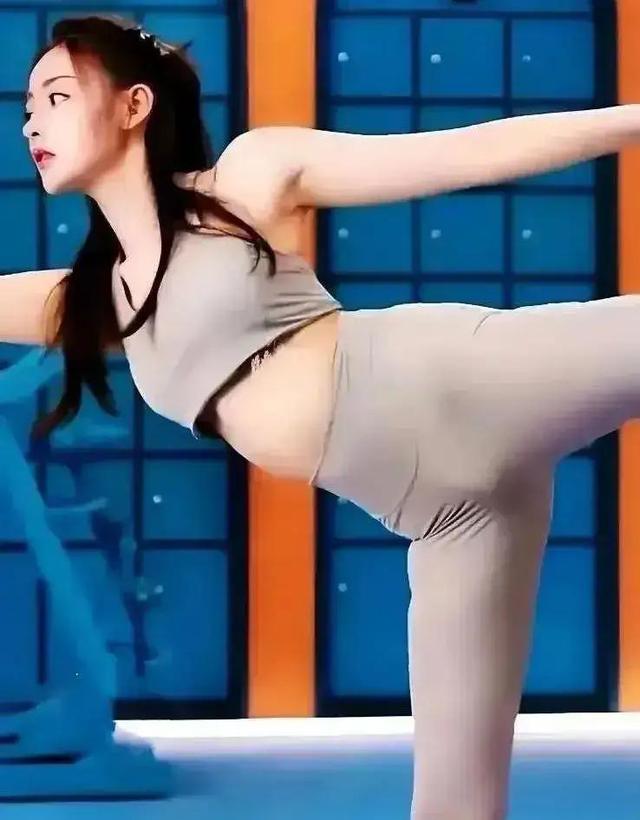 张天爱瑜伽裤应该在穿大一号，这样勒的太紧了，都曝光了 有点尴尬